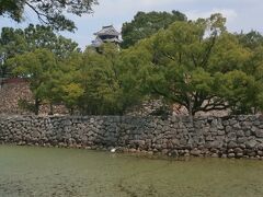  岡山城の姿が見えてきました。
