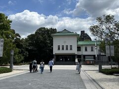 今回の目的は徳川美術館に展示されている刀剣鑑賞です。
オンラインチケットだと1600円のところを1400円で入れます。チケット購入列が長かったのでスムーズに入場出来て助かりました。

刀剣は少し列が出来ていましたが、それ以外はマイペースにゆっくり見ることが出来ました。

企画展、装いの美学では絢爛豪華な装束だけでなく、なんともモダンな着物や羽織、刀の拵えなどが展示されており見応えあります。

江戸時代の鑑定書とその品物が併せて展示されいるのも興味深いものばかり。
展示品の中で最も高価な物が粟田口吉光の短刀でした。