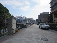 國立海洋科技博物館前のバス停まで行き、次の目的地は正浜漁港彩色街屋