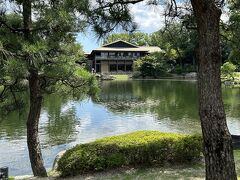 美術館見学後は徳川園の庭園へ。美術館のチケットを見せると半額の150円で入れます。
写真は庭園を見ながら食事ができる蘇山荘。