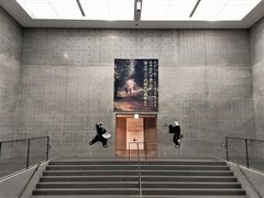 兵庫県立美術館３階から展示室へ