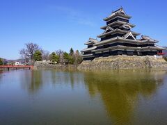 ●松本城

最高の天気。
真っ青な空に、黒い天守閣が、かっこいい！