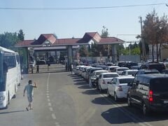 （車窓風景）ウズベキスタンの出国のゲート