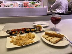 Eixampleホテルにある、おすすめされた海鮮のお店でサングリアと海鮮を楽しんで、、、明日昼までのバルセロナをまだまだ楽しみます！