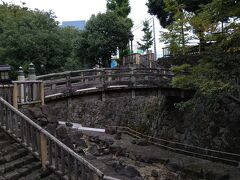 写真：音無親水公園
「音無親水公園」は、ＪＲ京浜東北線・王子駅の北口改札西側から現在の石神井川護岸までとなる敷地面積：５，４６１平方メートルにおよぶ石神井川・旧流路をかつての清流が流れていた時代の情緒ある樹木に囲まれ渓谷の雰囲気が漂う夏場の期間限定で水遊びができる区立公園として１９８８年（昭和６３年）に整備され、翌年の１９８９年（平成元年）に日本公園緑地協会が企画した「日本の都市公園１００選」に選定されています。