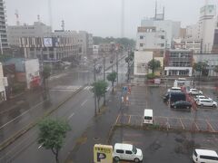 ７月６日（木）５日目の朝を迎えました
北海道旅行に出かける前から、７月６日の天気予報として雨の予報が出ていましたので、前もって予定を組んで行動をしましたので、問題はありません

　ホテルの部屋から雨の帯広市内の景色です