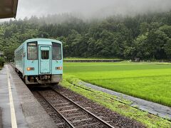 バイバイ～
今度乗りたいなぁ

この後東尋坊に行く予定が遅くなってしまったので
ホテルへ。
ホテルは福井市内の
アカデミアホテルです。
旅行支援が使えたのでお安く泊まることが出来ました。
夕飯はあまりお腹が空いていなので
近くの回転寿司へ行くも大混雑で
スーパーで食材を買って部屋で食べました