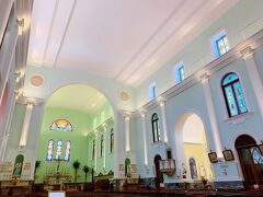 教会内はとても明るく、ステンドグラスも美しくて、淡いグリーンやブルーの光がとてもキレイで癒されました。