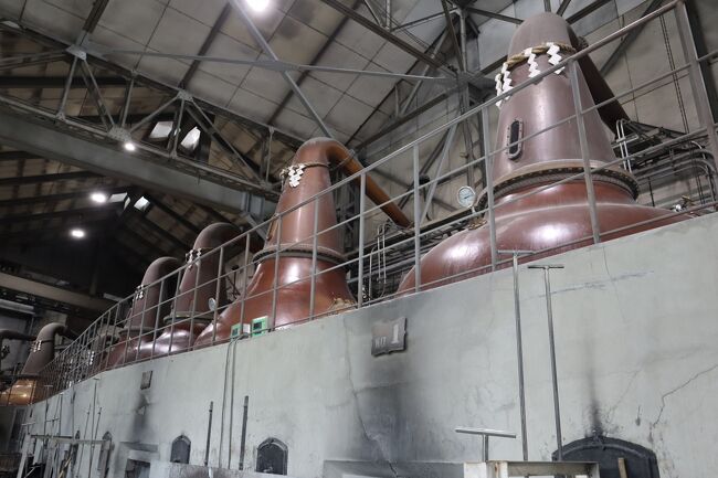 ポットスチルと呼ばれる蒸留器<br />上部にしめ縄が巻かれている珍しい姿<br /><br />創業者の竹鶴政孝氏の実家が日本酒の造り酒屋だったことから、工場の創業当時より巻かれているとガイドさんの説明