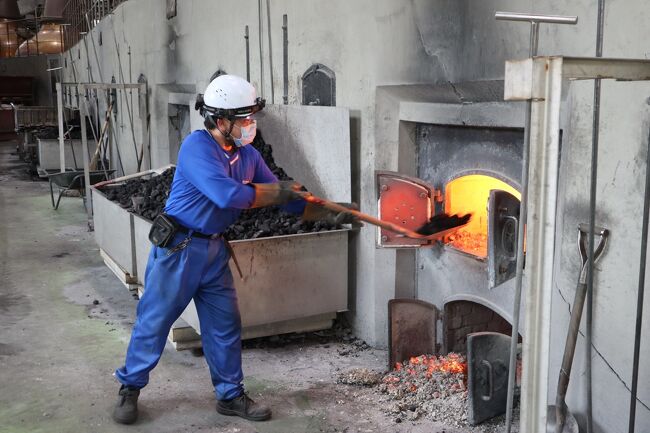 ニッカウヰスキーのこだわりという石炭直火蒸留方式<br />石炭で適切な火力を保ちつつ蒸留するのは職人技だそうで、約5分おきに石炭の投入調整がこの様に行われています<br /><br />ウィスキーを頂く際のありがたみが増しました<br />