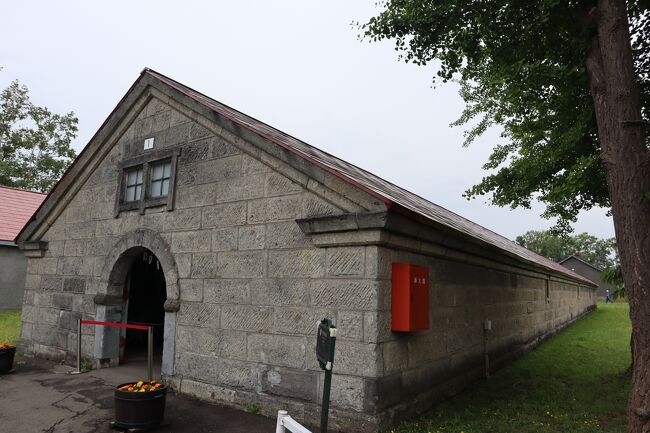 ２度蒸留を重ねた原酒は、樽に詰めてこのような貯蔵庫で熟成されウィスキーに<br /><br />写真は一号貯蔵庫<br />床は土のままで適度な湿度が得られるという