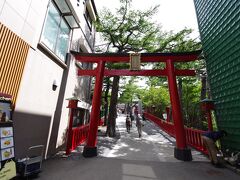 登山を始める前に冨士山小御嶽神社にも寄ってみました。ここにも外国人観光客の方たちがいらっしゃっています。