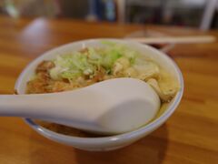 宿にチェックインしたのは17時頃、それから地元の名物、吉田のうどんを食べに行きました。