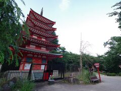 街の北にある新倉山浅間公園忠霊塔へやってきました。桜の時期ではありませんが、外国人観光客の方たちが多くいらっしゃっていました。