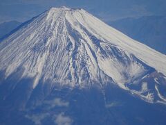 ８時１５分出発の予定が８時半に変更。
少し遅れてのフライトとなりました。
機内からは、富士山をパシャ。