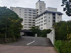 佐藤屋旅館の前を通り　ホテルに戻ります
正しくは　敷地内を一周はできないけど
外に出れば　建物を一周できました