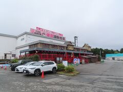 首都高速と東名高速が案の定渋滞し、沼津ＩＣを降りたのが１２時を過ぎていた。
どこで昼食を食べようかと考えながら走っていると、「竜宮海鮮市場」という看板が目に入ったので行ってみた。
万葉の湯という健康ランドに併設された土産物もあり、食事もできる市場だ。
しかし、コロナ感染症が第５類になった今でも観光客は少なく、海鮮を売りにしているのだがここまで客が少ないと鮮度が心配になってくる。
駐車場には、そこそこの台数の車が停まっていたので盛況かと思ったが、９割が万葉の湯の利用客だった。
寿司屋と浜焼き食べ放題の店が営業していたが、浜焼きはそこそこ客が入っていた。しかし、寿司屋は客はゼロ。
ここではトイレ休憩だけにして、先で探すか。
