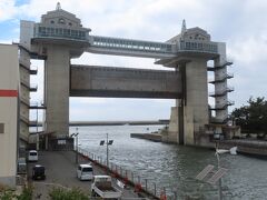 結局は、沼津港まで来てしまった。
これは以前に登った事がある「びゅうお」という沼津港の大型展望水門だ。