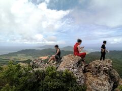 ヒュ～、頂上からの眺め。360度のパノラマビューです。しかし雲が多い…。
北東方向…伊原間、平久保方面の眺め。