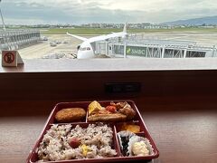 無事飛行機の見えるカウンター席ゲット☆
3人並びで座れたのは奇跡☆