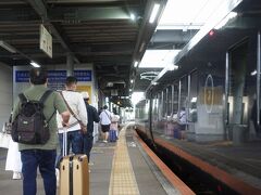 　新鳥栖駅では、大荷物を持った人も大勢下車して新幹線に乗り継いで行きました。
　その割に乗り換え動線が長く、特に下りでは何度も上り下りが生じるのが残念でなりません。
