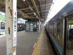 トンネルを越えて、一旦神奈川県。
最初の駅の相模湖駅で、さっそく特急電車に抜かされる。