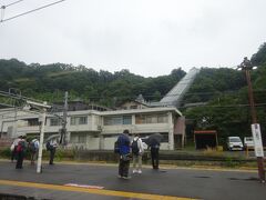 その次の駅が四方津駅。
あの山の上に「コモアしおつ」という住宅地があり、駅前からそこを結ぶエスカレータが見える。私も行ったことがある。