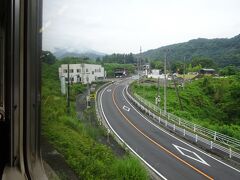 この路線は基本的に、国道139号線や中央道と並行している。
写真の真ん中に小さく「都留市」の標識が見える。
ここまで大月市、ここから都留市。
