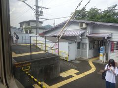 田野倉駅。
このような古い駅舎で、かつ構内踏切がある駅が多い。