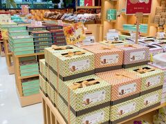 マカオ市内に支店がたくさんある、お菓子屋さんへ。　どこで買っても値段は同じだろうし…って思ったのもあり、買ってなかったんですが、結局ココで買う事に。