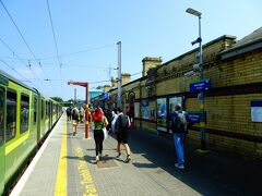 コノリー駅から乗り換えも含めて３０分ほどで終点のHOWTH駅に到着です