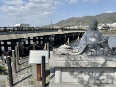 宇治橋の袂までやってきました。
紫式部像が建っていました。

宇治橋は、日本三古橋の一つに数えられ、646年に架けられだそうです。