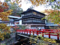 四万温泉街到着。最初に行ったのが「千と千尋の神隠し」の湯屋のモデルとなったと言われる積善館。橋の先に立つ旅館は確かに似ている。観光客も多く人気スポット