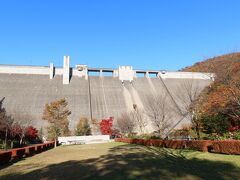 四万川ダムを下方から望む。その巨大な姿はすごい