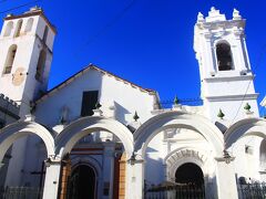 サンフランシスコ教会(Iglesia de San Francisco)。白いアーチが特徴的。