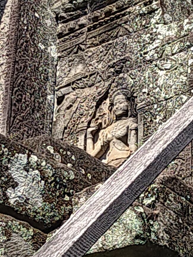 この階段横の壁面に掘られたこのレリーフは