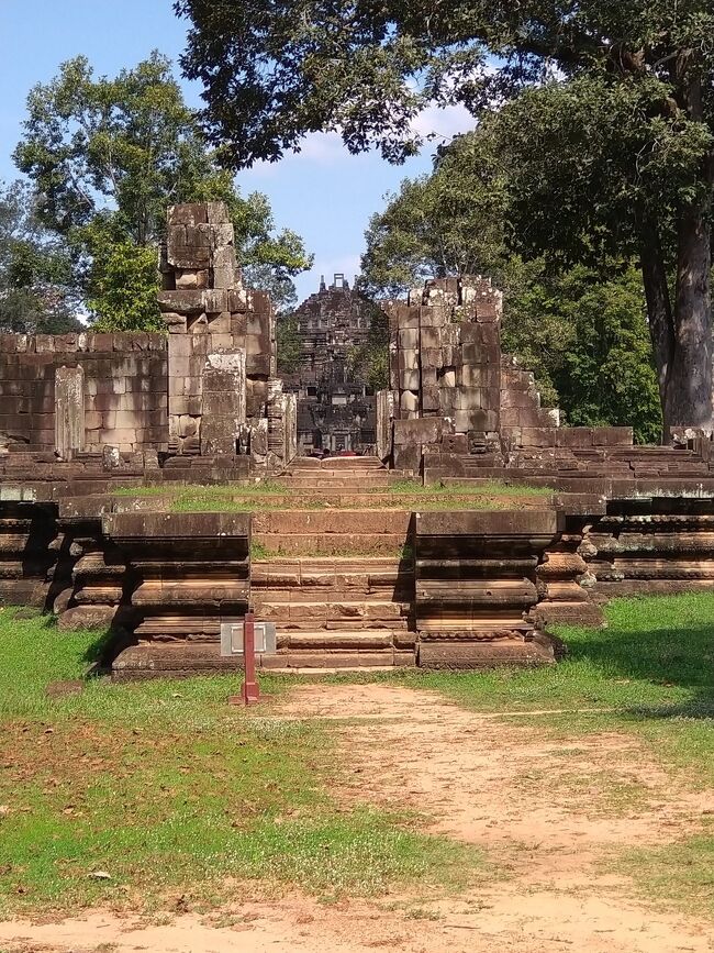 バイヨン寺院の隣には「バプーオン寺院」　ピラミッド型の今まで見てきた寺院とは違うタイプの寺院ですね。<br /><br />11世紀に造られた古い寺院なのです。この寺も人気スポットですが今回はスルー。