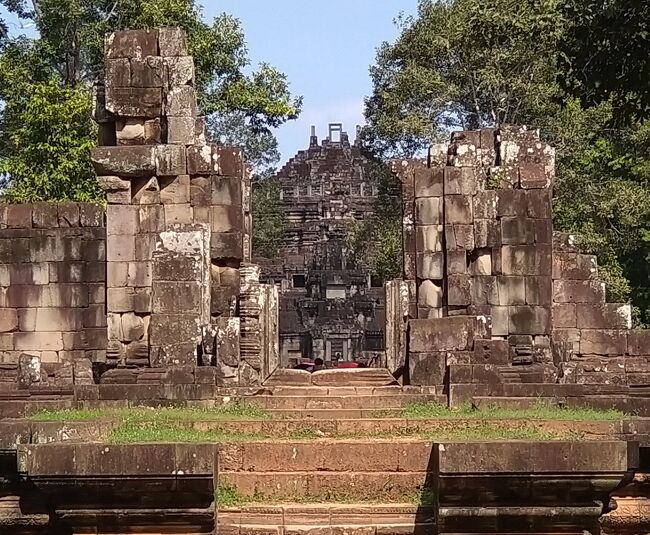 横目で見ながら、通り過ぎます。<br /><br />ピラミッド頂上にある中央祠堂へは階段が設けられていますが、アンコールワットの第三回廊以上に勾配が急だそうです。