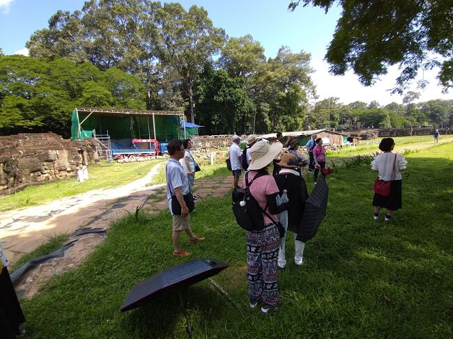 王宮は修復作業が続いています。<br /><br />アンコールトムは王宮のあった城塞都市遺跡なのでともかく広い。東京ドーム60個分、アンコールワットの4，5倍の敷地を持ちます。中には寺院を含むたくさんの建造物があり、じっくり回ると3時間はかかると言われています。<br />私たちはかなり端折って1時間30分ほどで回りましたが、出口近くの王宮跡にきたころは、みんなヘロヘロ。<br /><br />かって王宮のあった側をみんな日陰を選んで移動してますが、この日もお天気に恵まれ、暑かった！<br />