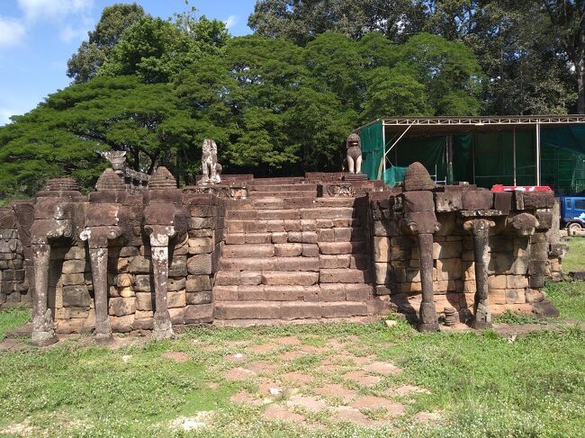 「象のテラス」到着。宮殿の前にあって閲兵式の際に用いられたようです。<br /><br />このテラスの後ろには、かっては広大な王宮がありましたが、木造建築だったため<br />長い年月の間に朽ち果ててしまいました。<br /><br />アンコール時代、寺院は砂岩、王宮や人家は木材と建築用材を使い分けていたようです。<br />砂岩は遠い山から運ばないといけなかったからなあ。王宮よりも寺院の方が大事にされていたのでしょうね。<br /><br />