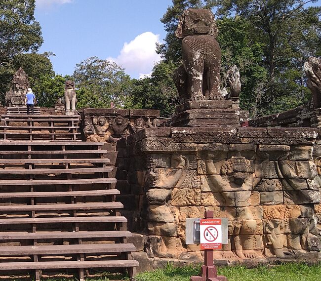 昨日のアンコールワット観光同様、気分が悪くなった人が出て、ガイドのポリンさんが忙しそうだったので聞けませんでしたが、レリーフはヒンズー教のガールーダではないかと・・・。