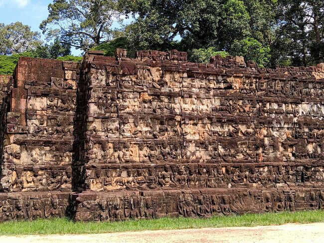 アンコールトム、最後の観光ポイント「ライ王のテラス」に到着。<br /><br />王宮跡観光は「ゾウのテラス」に始まり、「ライ王のテラス」で終わります。<br /><br />三島由紀夫の最後の戯曲「 癩王のテラス 」で知られていますね。