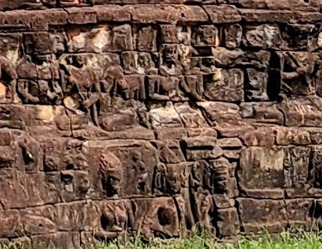 ポリンさんは、「歴代クメール王の中にライ病を患っていた人がいたからライ王という名前が付いたのだろう」と言ってました。<br /><br />細密なアスラと神の像が連なったレリーフで、迫力満点のレリーフでした。<br /><br />この後、「暑いね～。」「暑いね～。」と言いながら、北大門から寺外に出ました。もちろん、出口には冷房の効いたマイクロバスが待っていてくれました。ありがたや～。<br /><br />これにて、アンクルトム観光は終了。次の観光地「タ・ブローム遺跡」マイクロバスで向かいました。<br /><br />この続きは次回の旅行記で。<br /><br />今回の旅行記は予想以上に長くなりましたが。次回が最後の予定です。