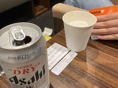 福岡空港のラウンジTIMEノースで休憩がてらのビール。
缶ビール1本かドリンクバーが選べます。