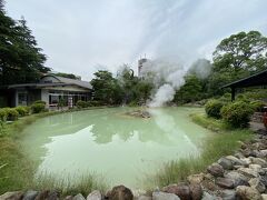 白池地獄。
薄い黄緑色の池です。
巨大水槽があり、ピラルクなどの展示があります。