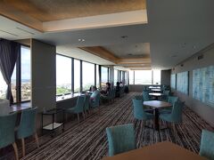 お昼頃、ホテル13階の『スカイバー カプリコン』に行ってみます。
180度の展望が開けていて、海を見渡せます。