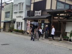 駅近くの　中華屋さんかな
お昼時なので　行列です
私は朝ごはんが　ボリューム満点だったので
お昼ご飯はパスします
相変わらず　低燃費ですね