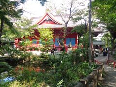 井の頭弁財天．公園の中にある神社です．