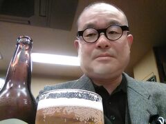 散髪を終え、倉敷に戻って参りました。
この日は、駅前の寿司店に。
ビールは、サッポロの大びんです。

昼頃の写真とよく比べてみると、確かに、ね。