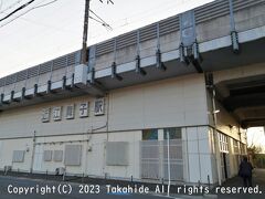 近江舞子駅

宿から駅までの県道307号は江若鉄道の廃線跡に沿っています。
窓口オープンが８時のため駅スタンプは前日到着時に押印しておきましたが、青春18きっぷの日付印は押印出来ないままの乗車となります。
乗車した車両は223系2000番台W30編成のクハ222-2046です。


近江舞子駅：https://www.jr-odekake.net/eki/top?id=0611210
近江舞子駅：https://ja.wikipedia.org/wiki/%E8%BF%91%E6%B1%9F%E8%88%9E%E5%AD%90%E9%A7%85
県道307号：https://ja.wikipedia.org/wiki/%E6%BB%8B%E8%B3%80%E7%9C%8C%E9%81%93307%E5%8F%B7%E5%8C%97%E5%B0%8F%E6%9D%BE%E5%A4%A7%E7%89%A9%E7%B7%9A
江若鉄道：https://ja.wikipedia.org/wiki/%E6%B1%9F%E8%8B%A5%E9%89%84%E9%81%93
駅スタンプ：https://ja.wikipedia.org/wiki/%E9%A7%85%E3%82%B9%E3%82%BF%E3%83%B3%E3%83%97
青春18きっぷ：https://ja.wikipedia.org/wiki/%E9%9D%92%E6%98%A518%E3%81%8D%E3%81%A3%E3%81%B7
223系：https://ja.wikipedia.org/wiki/JR%E8%A5%BF%E6%97%A5%E6%9C%AC223%E7%B3%BB%E9%9B%BB%E8%BB%8A
2000番台：https://ja.wikipedia.org/wiki/JR%E8%A5%BF%E6%97%A5%E6%9C%AC223%E7%B3%BB%E9%9B%BB%E8%BB%8A#2000%E7%95%AA%E5%8F%B0
２次車：https://ja.wikipedia.org/wiki/JR%E8%A5%BF%E6%97%A5%E6%9C%AC223%E7%B3%BB%E9%9B%BB%E8%BB%8A#2%E6%AC%A1%E8%BB%8A_2
W30編成：https://raillab.jp/carset/7527
クハ222-2046：https://raillab.jp/car/31194